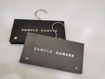 Tekturowy wieszak na próbki